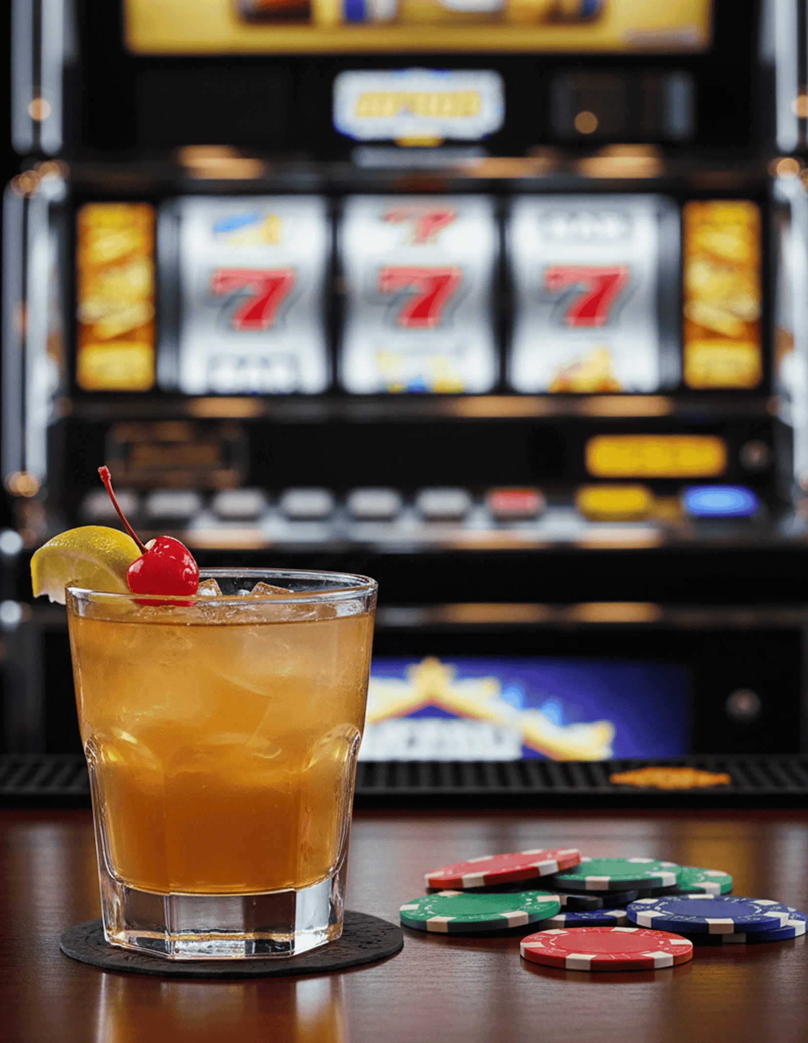 Szef kuchni starannie nakładający danie z efektem dymu